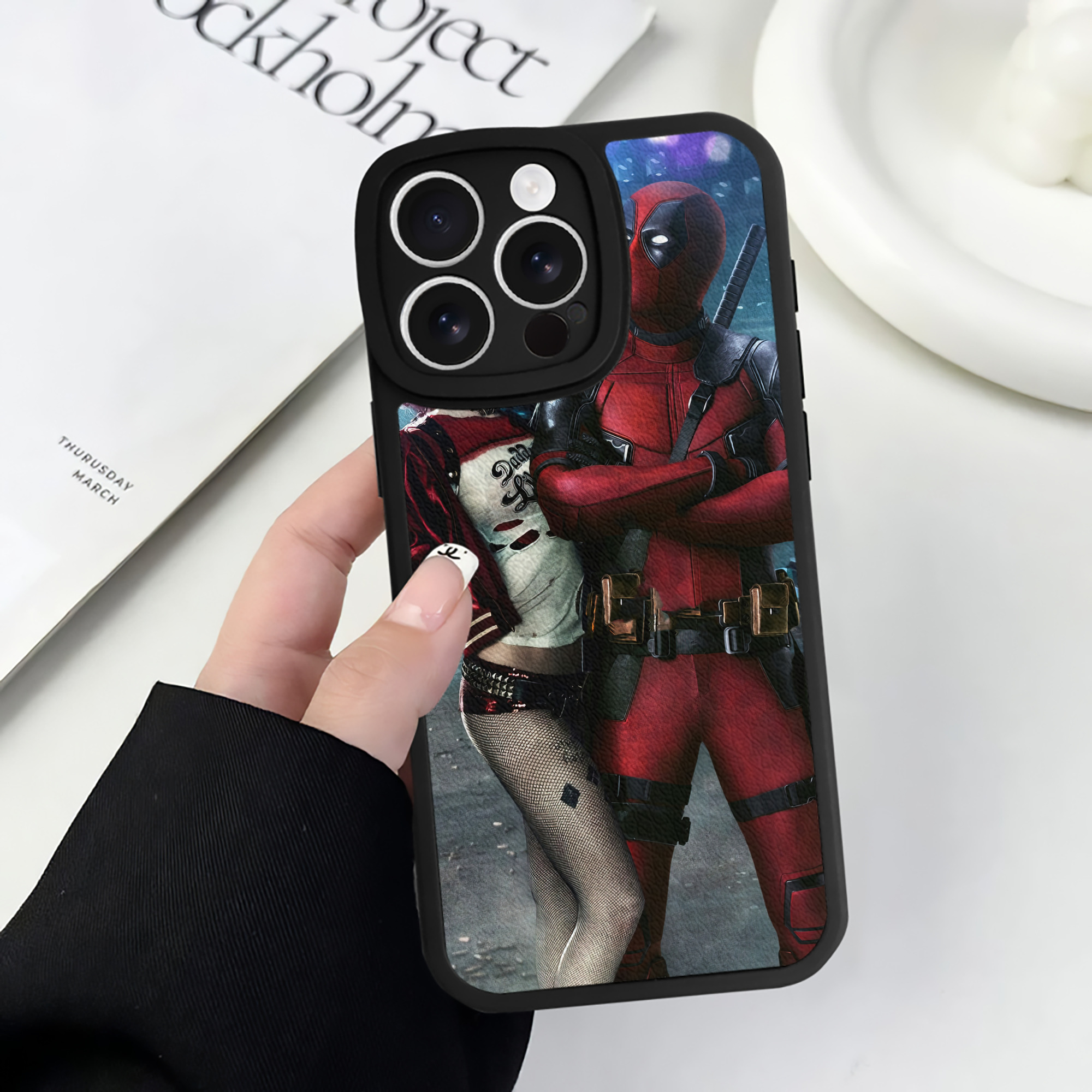 （画像用） Deadpool デッドプール 【iPhone 16シリーズ対応】シリコンスマホケース（レザー調） 材質：シリコン